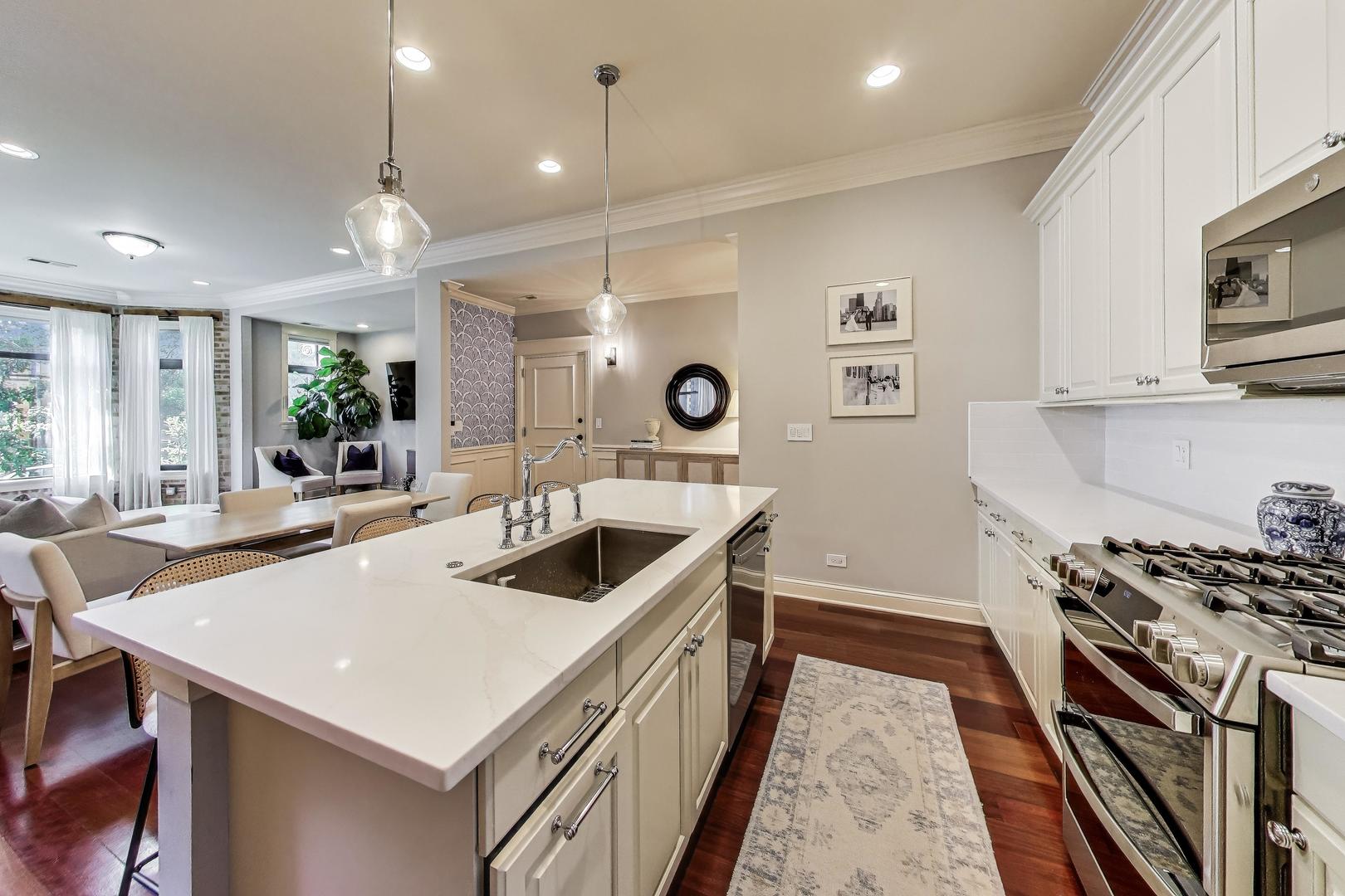 1420 W Belle Plaine Avenue Unit: 1E