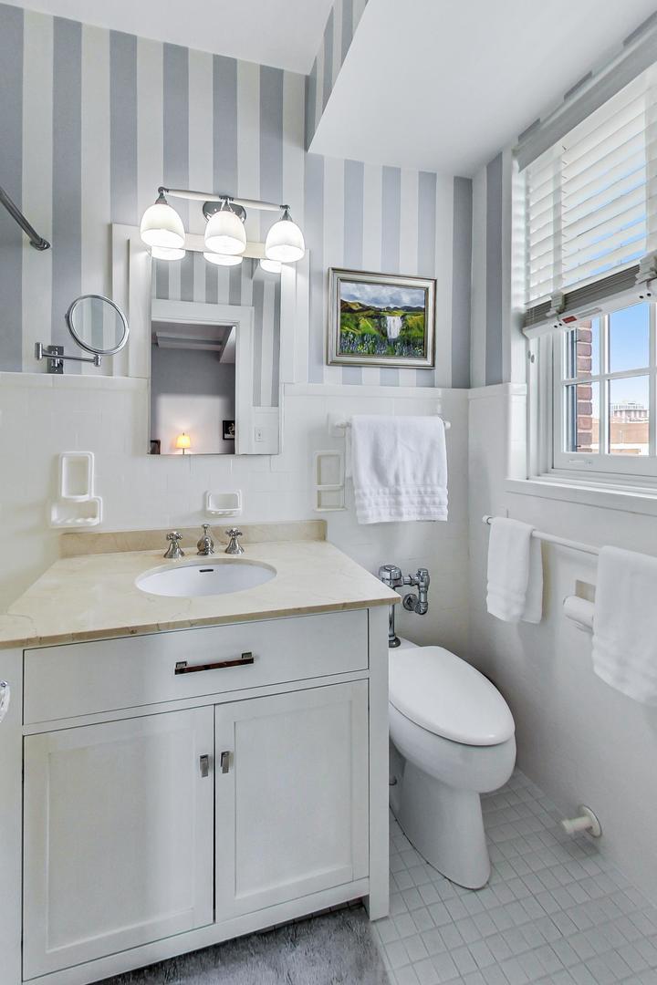 1120 N Lake Shore Drive Unit: 16B