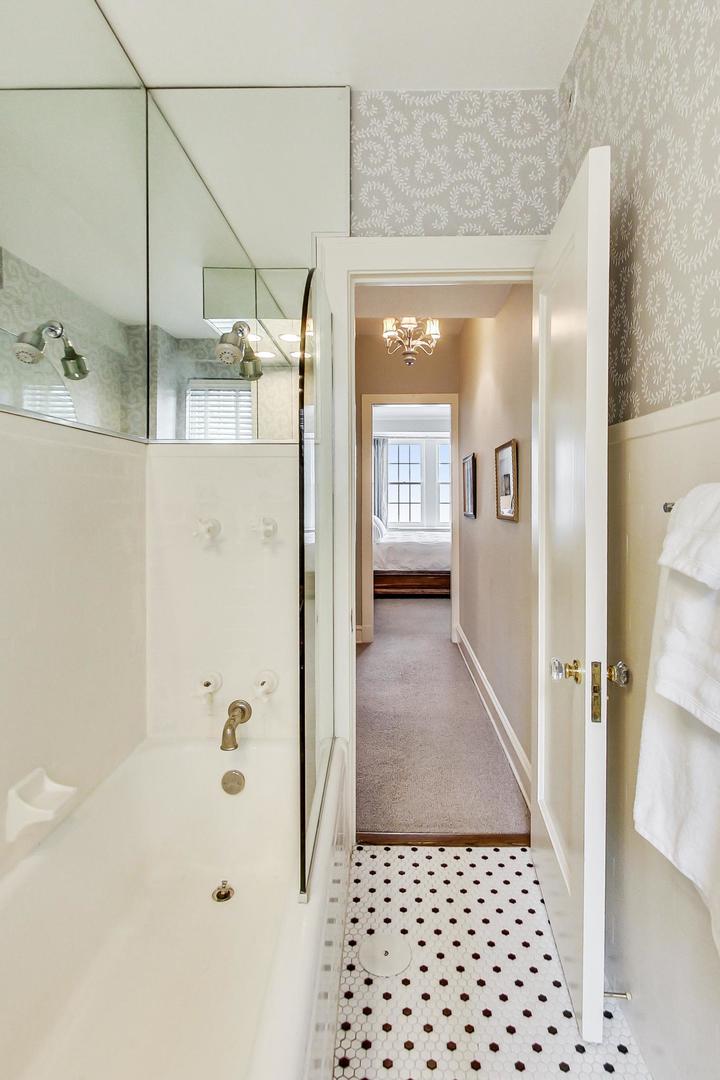 1120 N Lake Shore Drive Unit: 16B