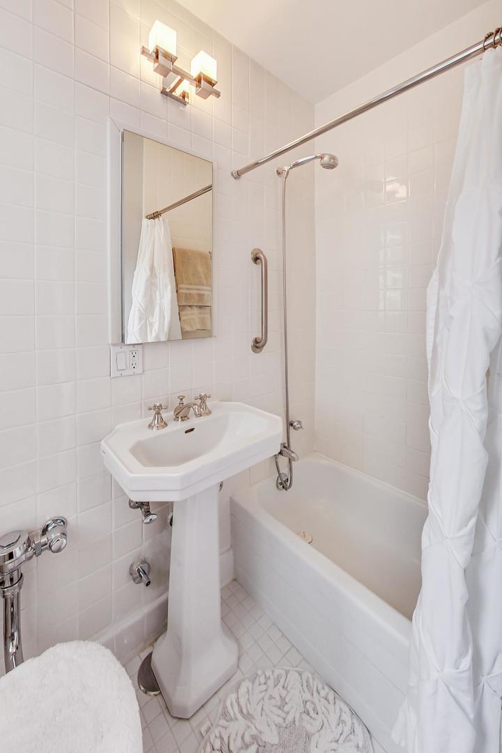1120 N Lake Shore Drive Unit: 16B