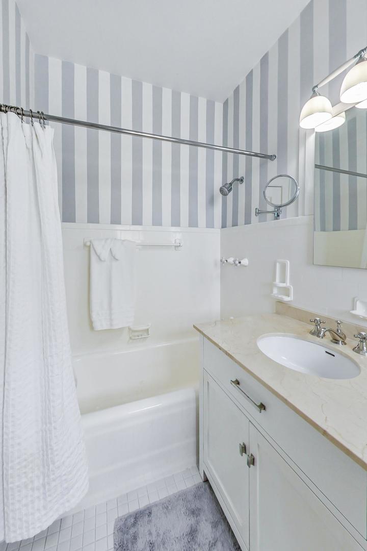 1120 N Lake Shore Drive Unit: 16B