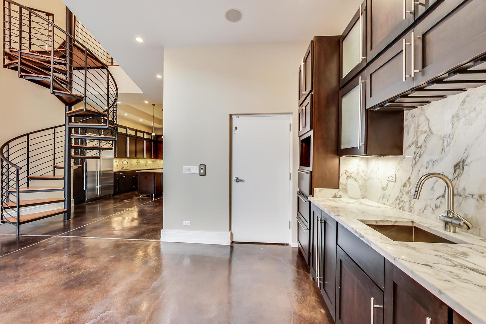 813 W Fulton Market Unit: 2