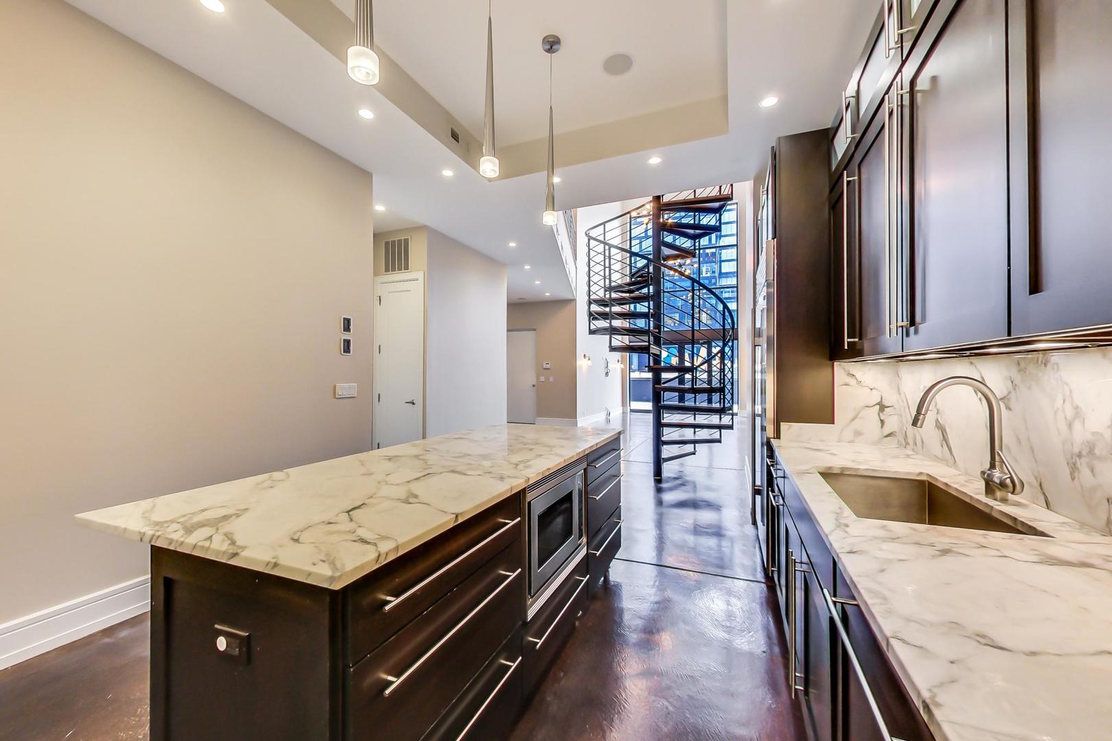 813 W Fulton Market Unit: 2
