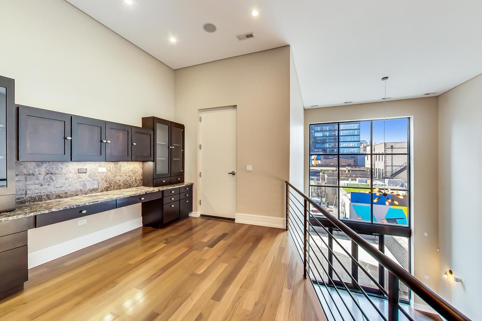 813 W Fulton Market Unit: 2