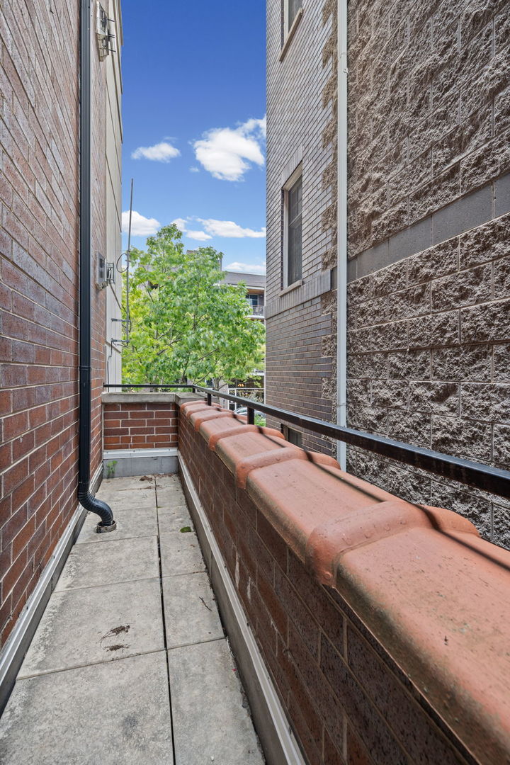 3823 N Ashland Avenue Unit: 201
