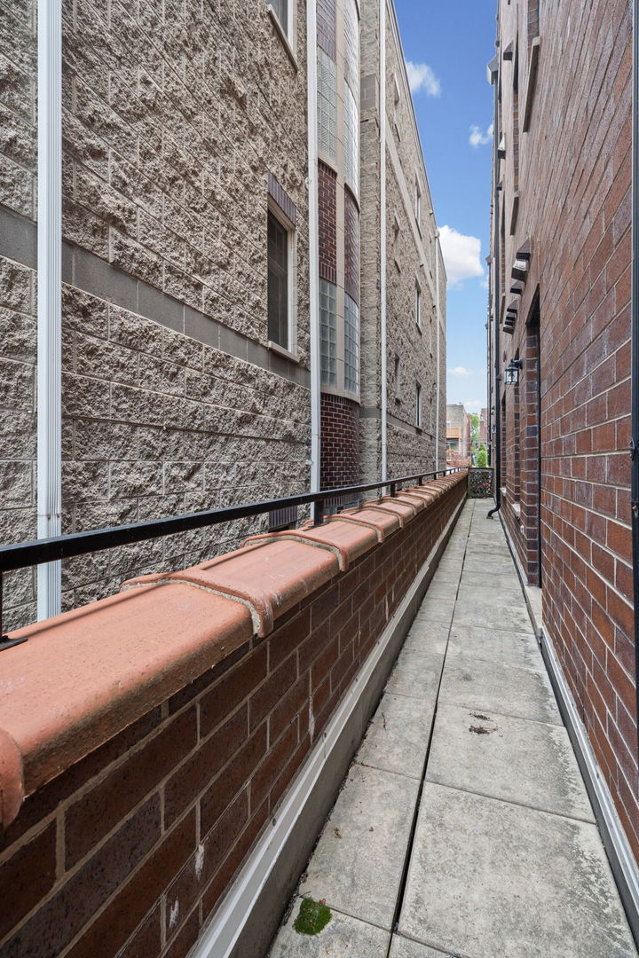 3823 N Ashland Avenue Unit: 201