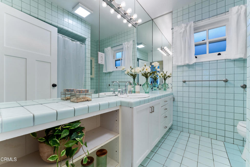 1575 N Holliston Avenue