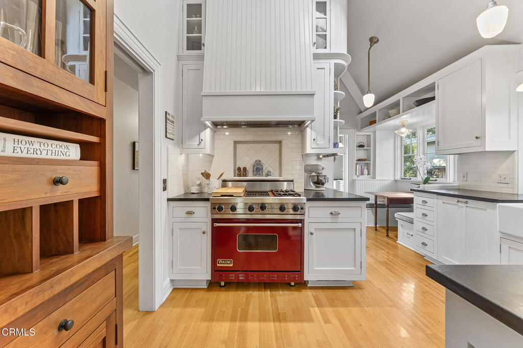 1637 Rose Villa Street Street