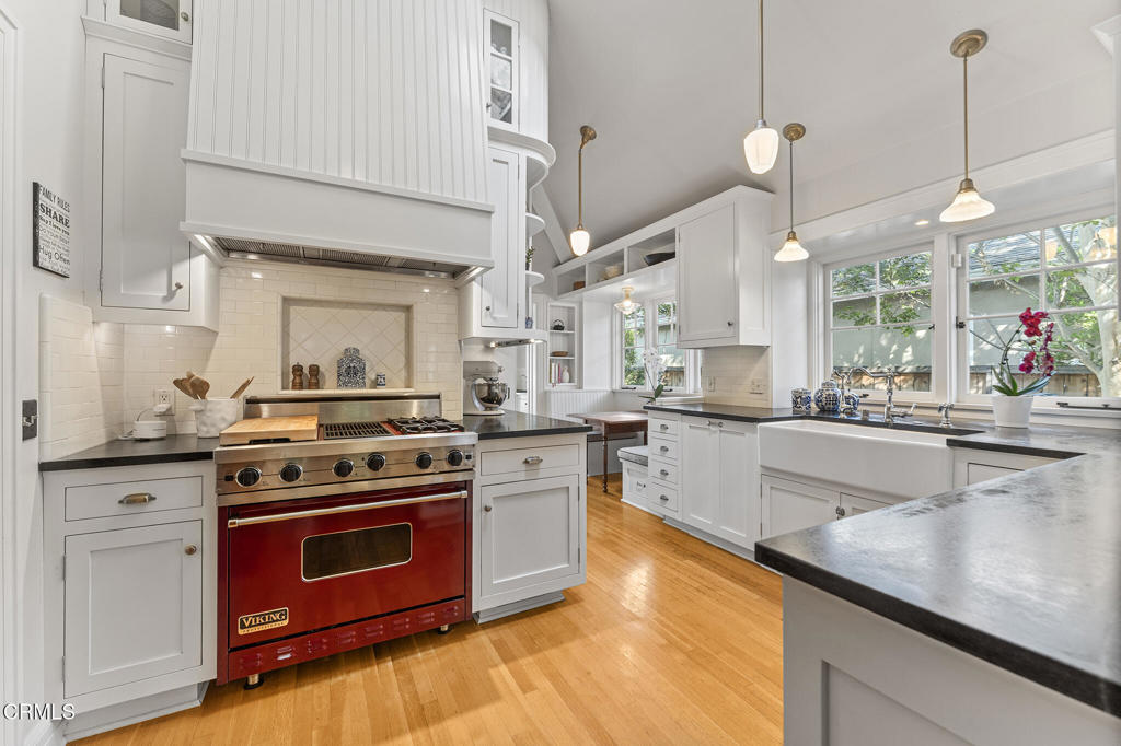 1637 Rose Villa Street Street