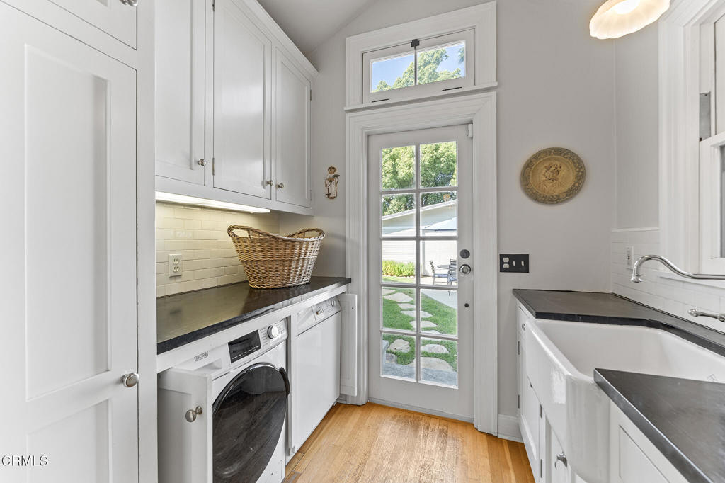 1637 Rose Villa Street Street