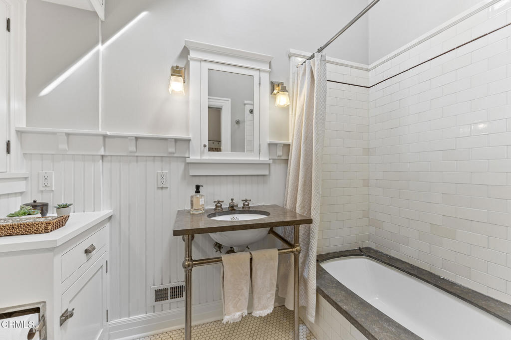 1637 Rose Villa Street Street