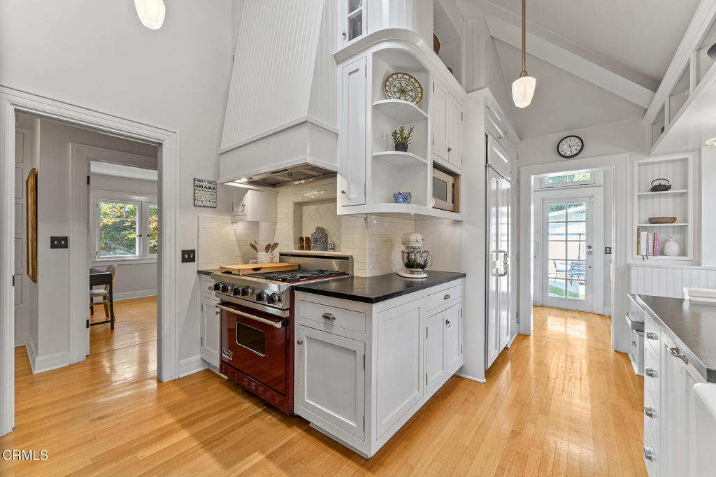 1637 Rose Villa Street Street