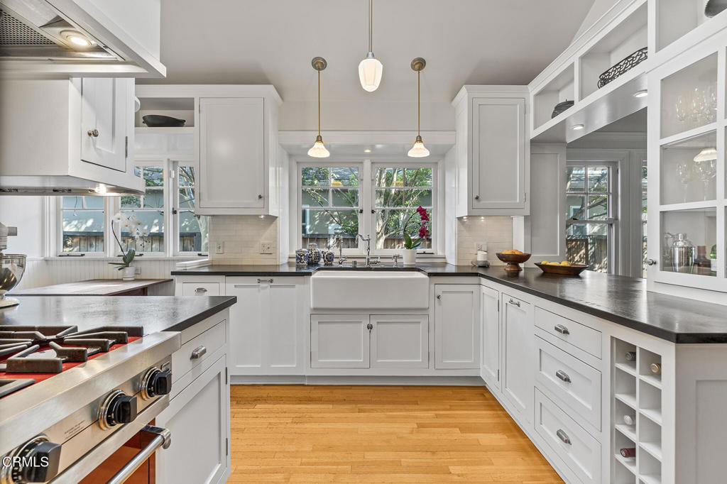 1637 Rose Villa Street Street