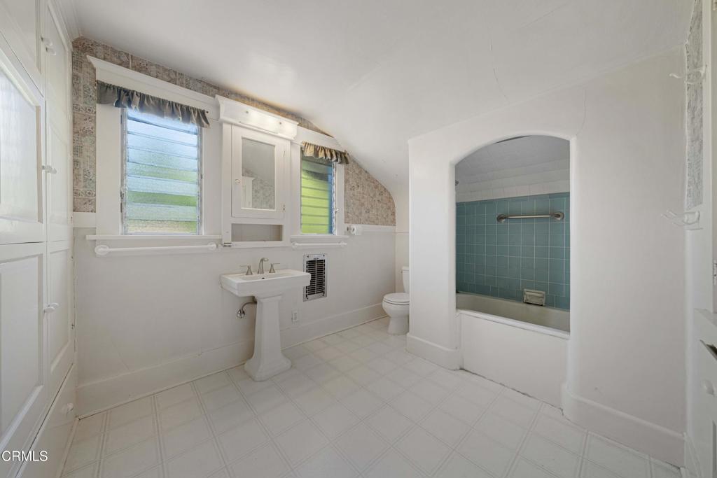 1224 Stratford Avenue