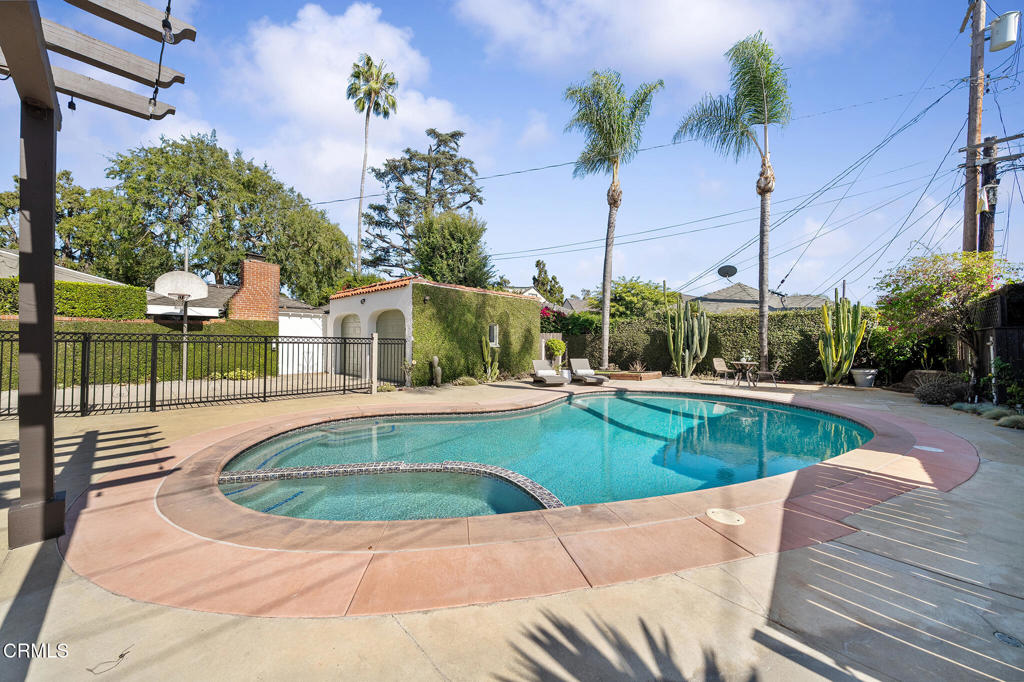 620 W Roses Road