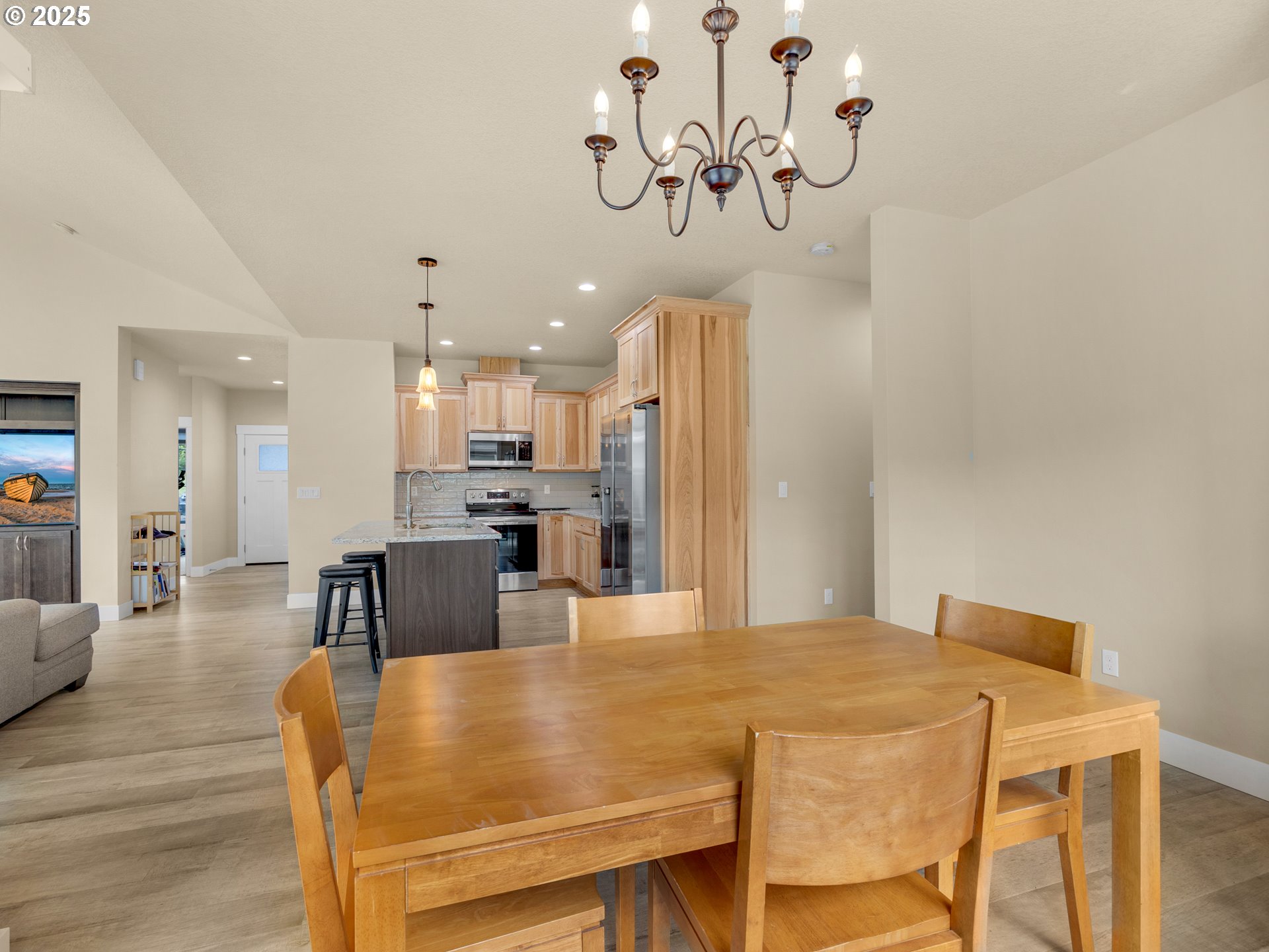 293 W KERSHUL CIR