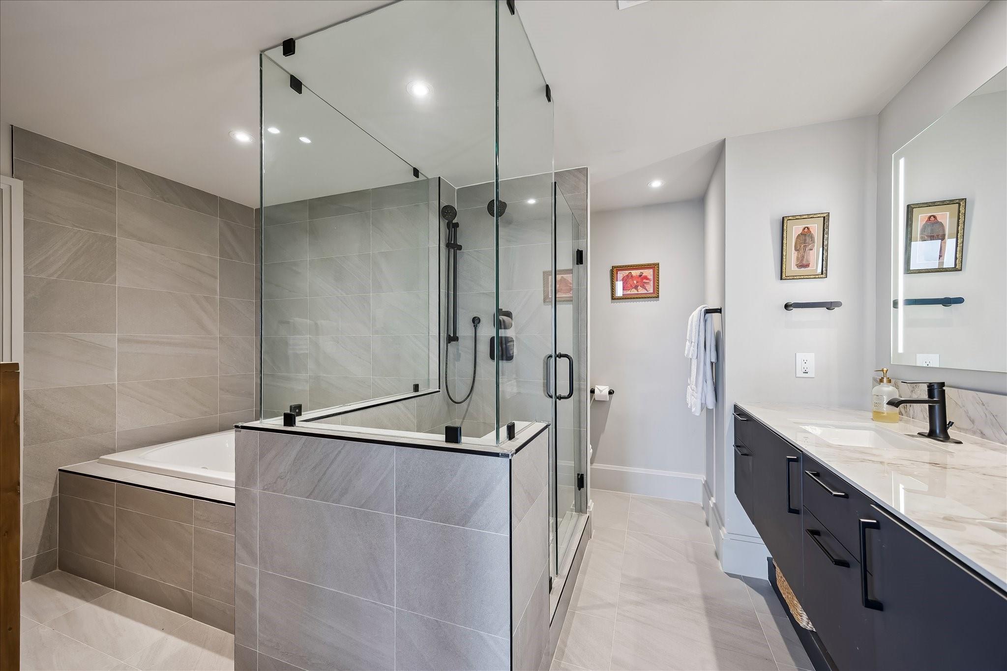 1701 Hermann Drive Unit: 22CE