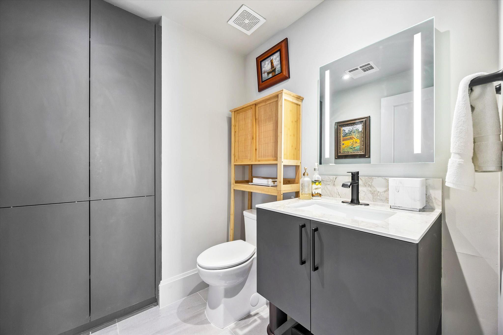 1701 Hermann Drive Unit: 22CE