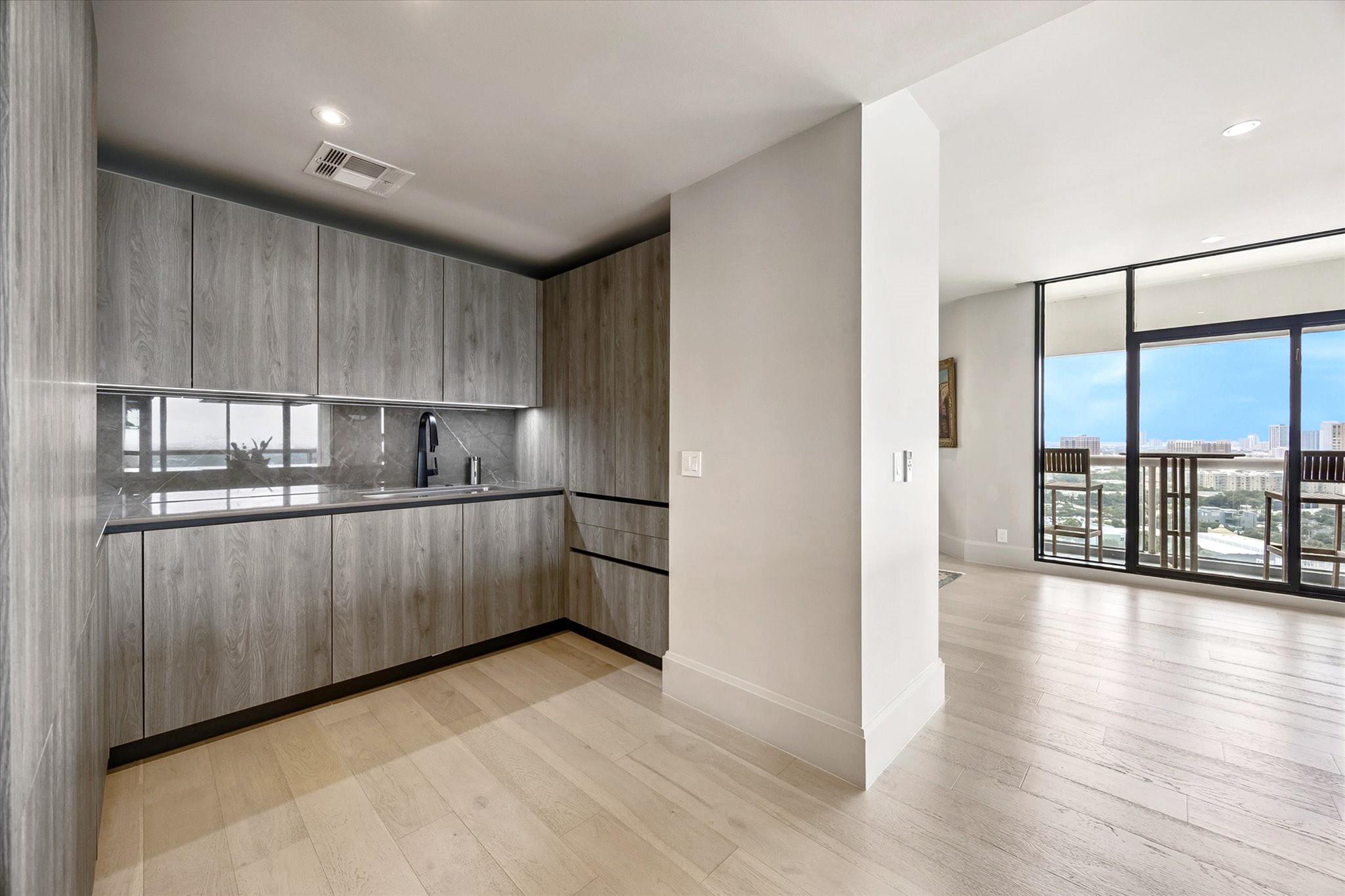 1701 Hermann Drive Unit: 22CE