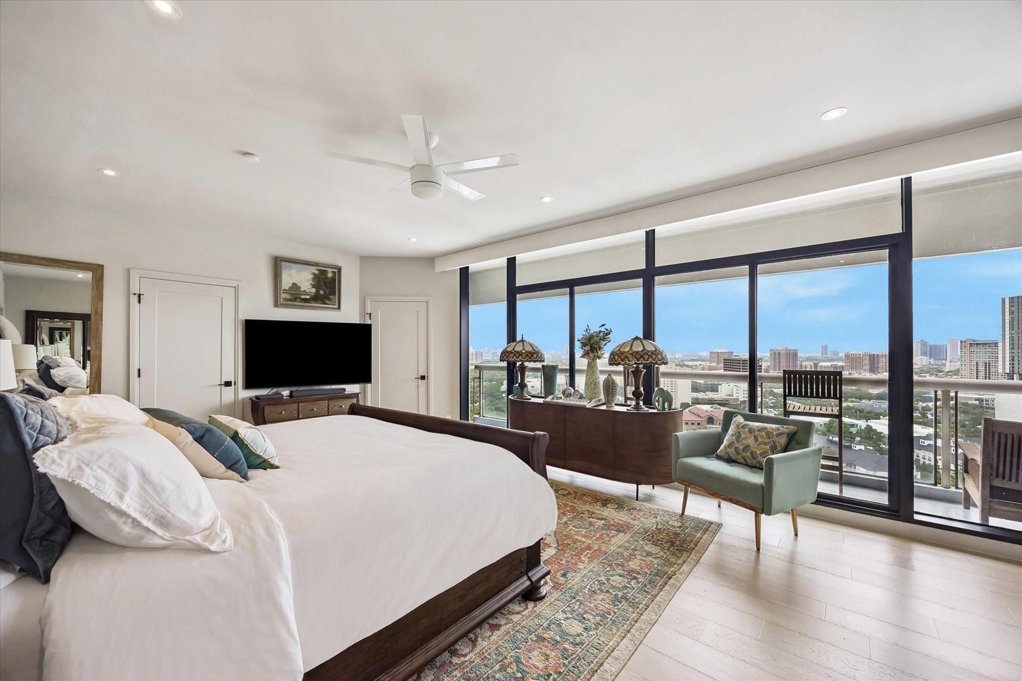 1701 Hermann Drive Unit: 22CE