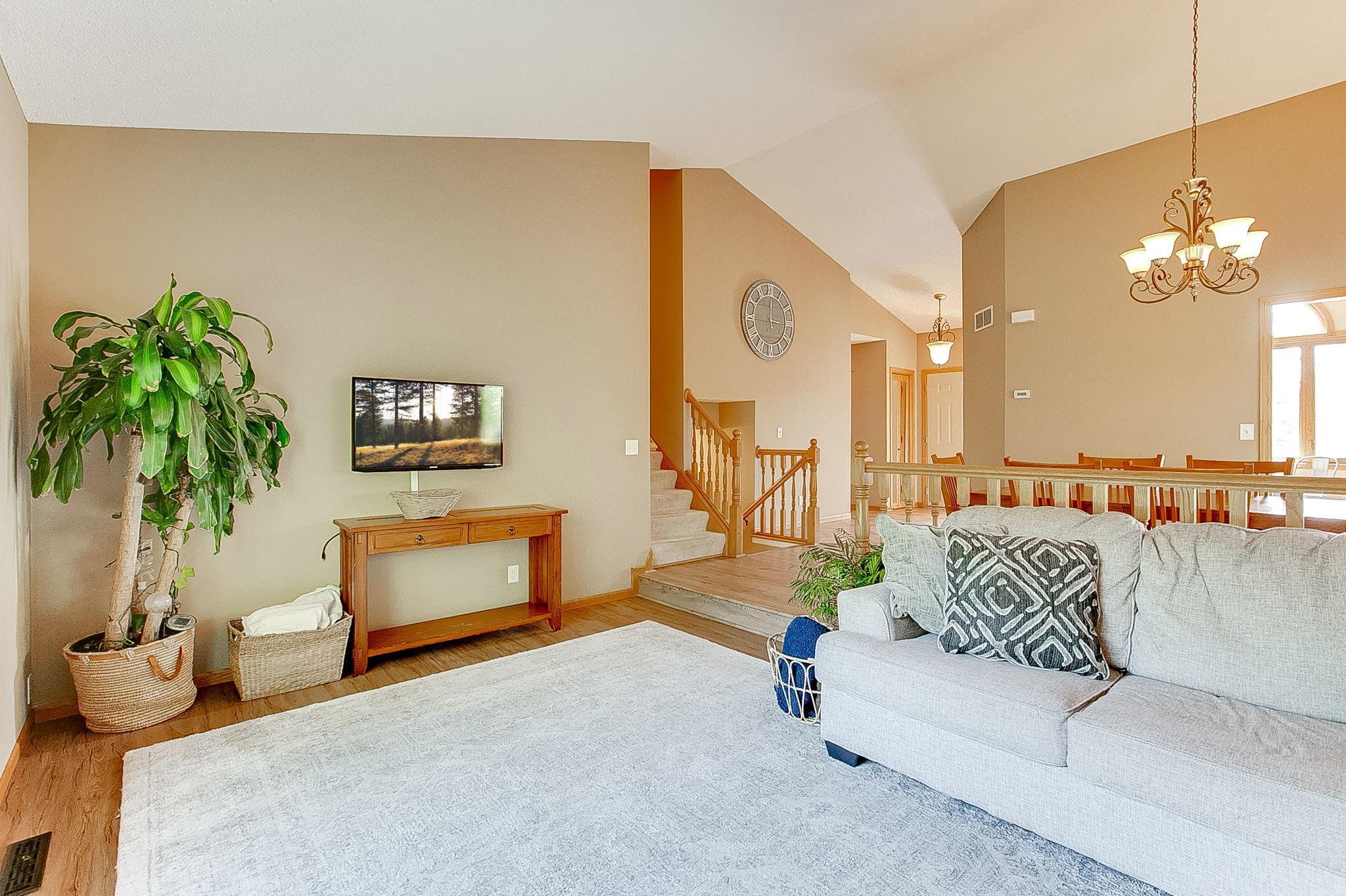 1086 James Avenue NE