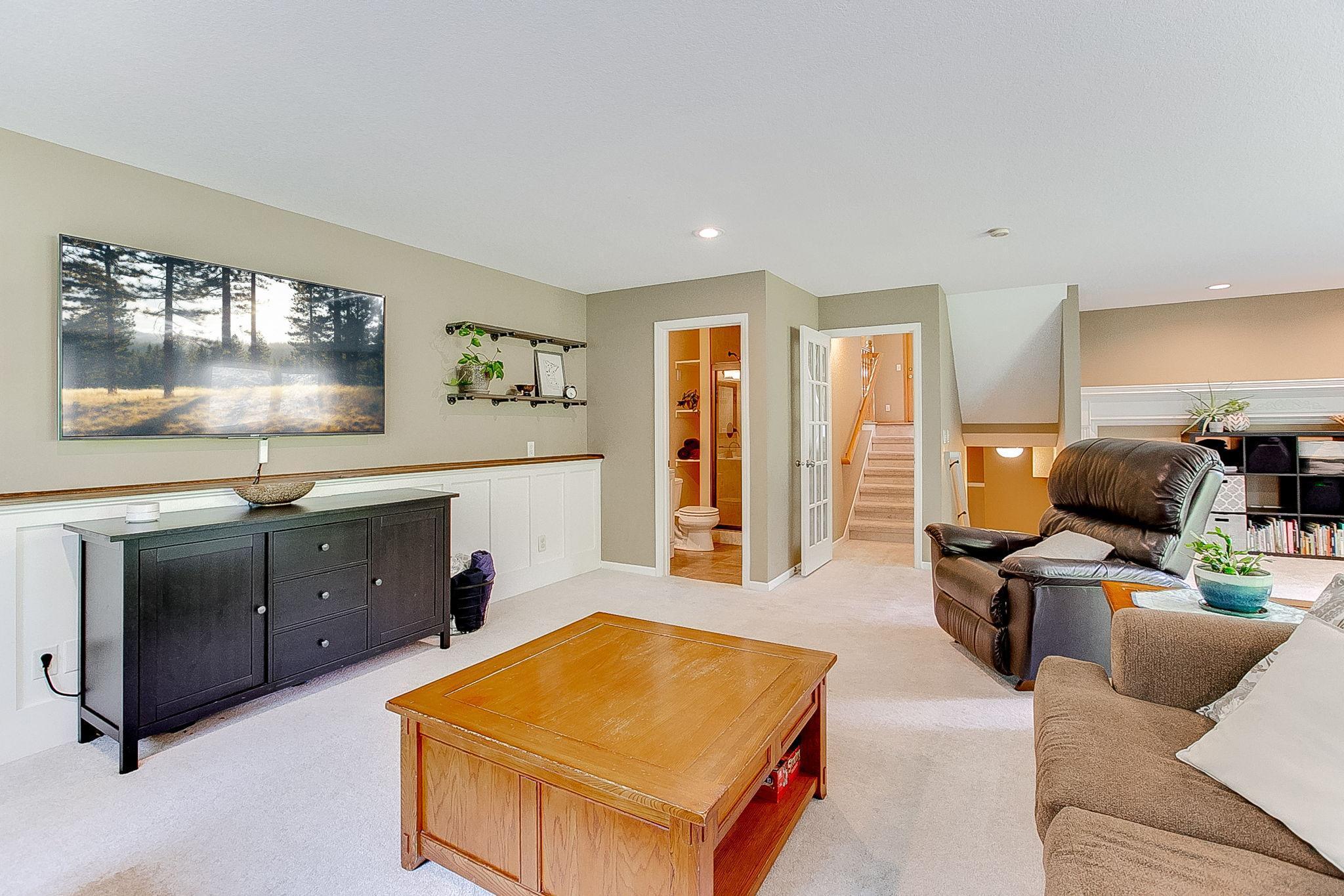 1086 James Avenue NE