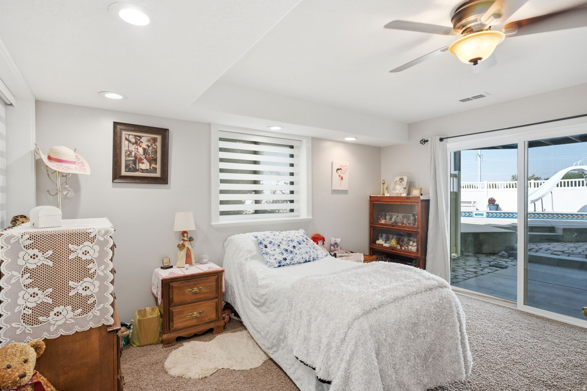 937 RAINBOW DR