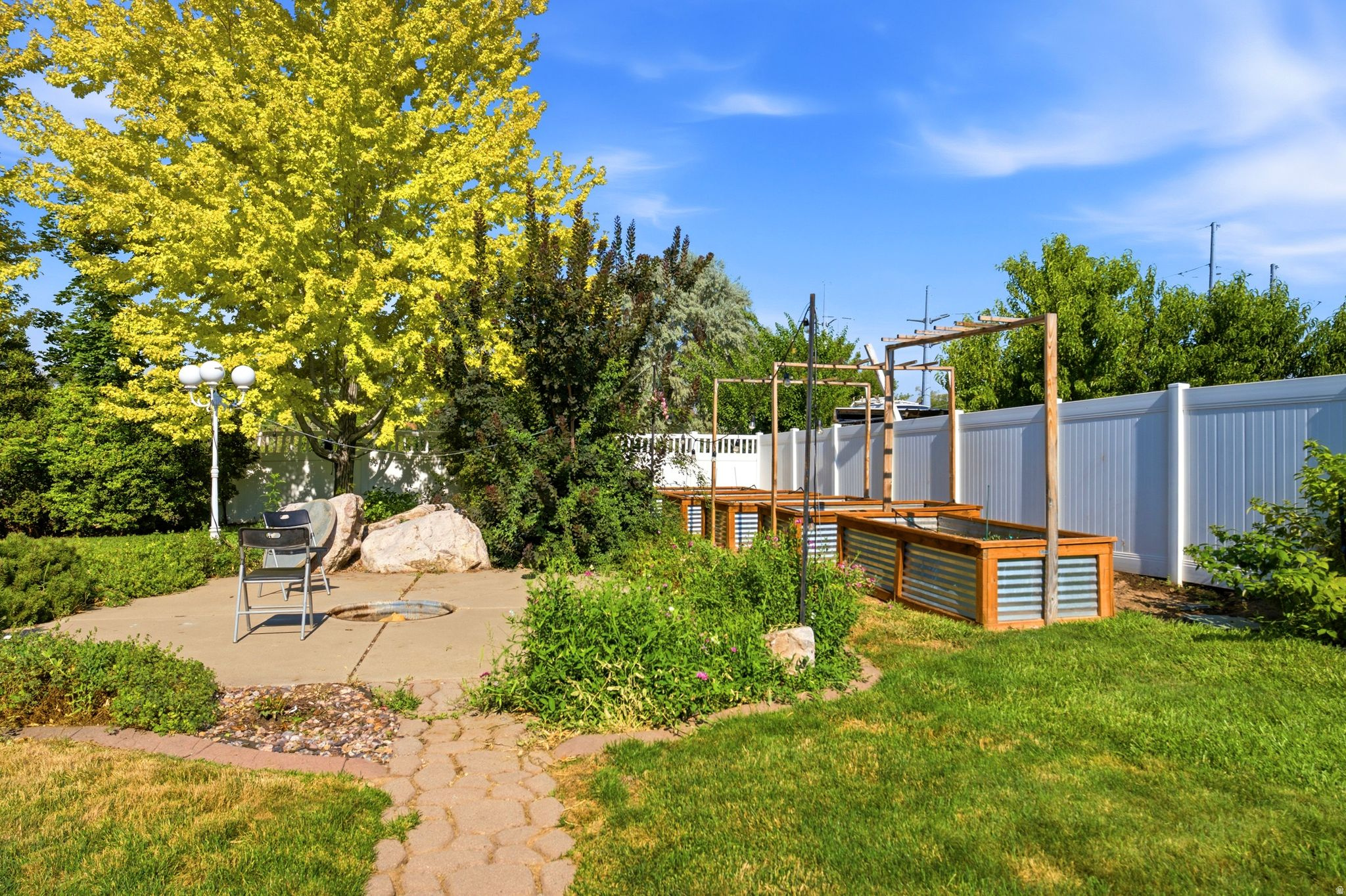 937 RAINBOW DR