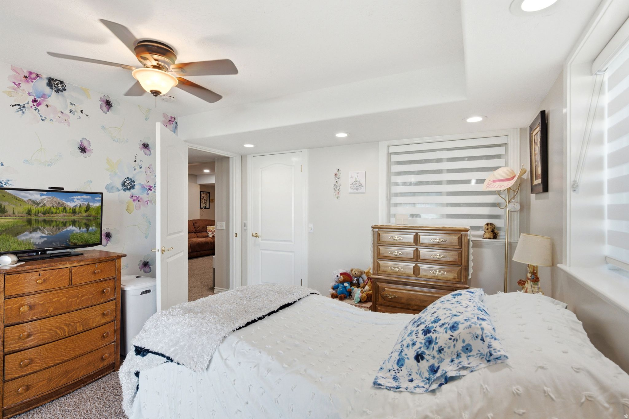 937 RAINBOW DR