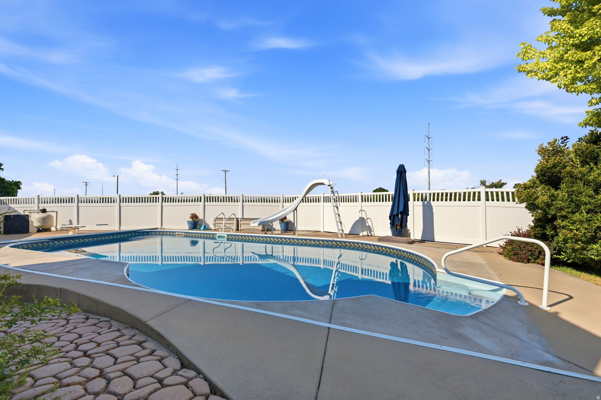 937 RAINBOW DR