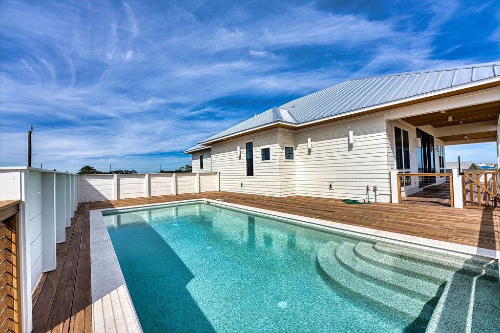 424 E Gorrie Dr, St. George Island 32328