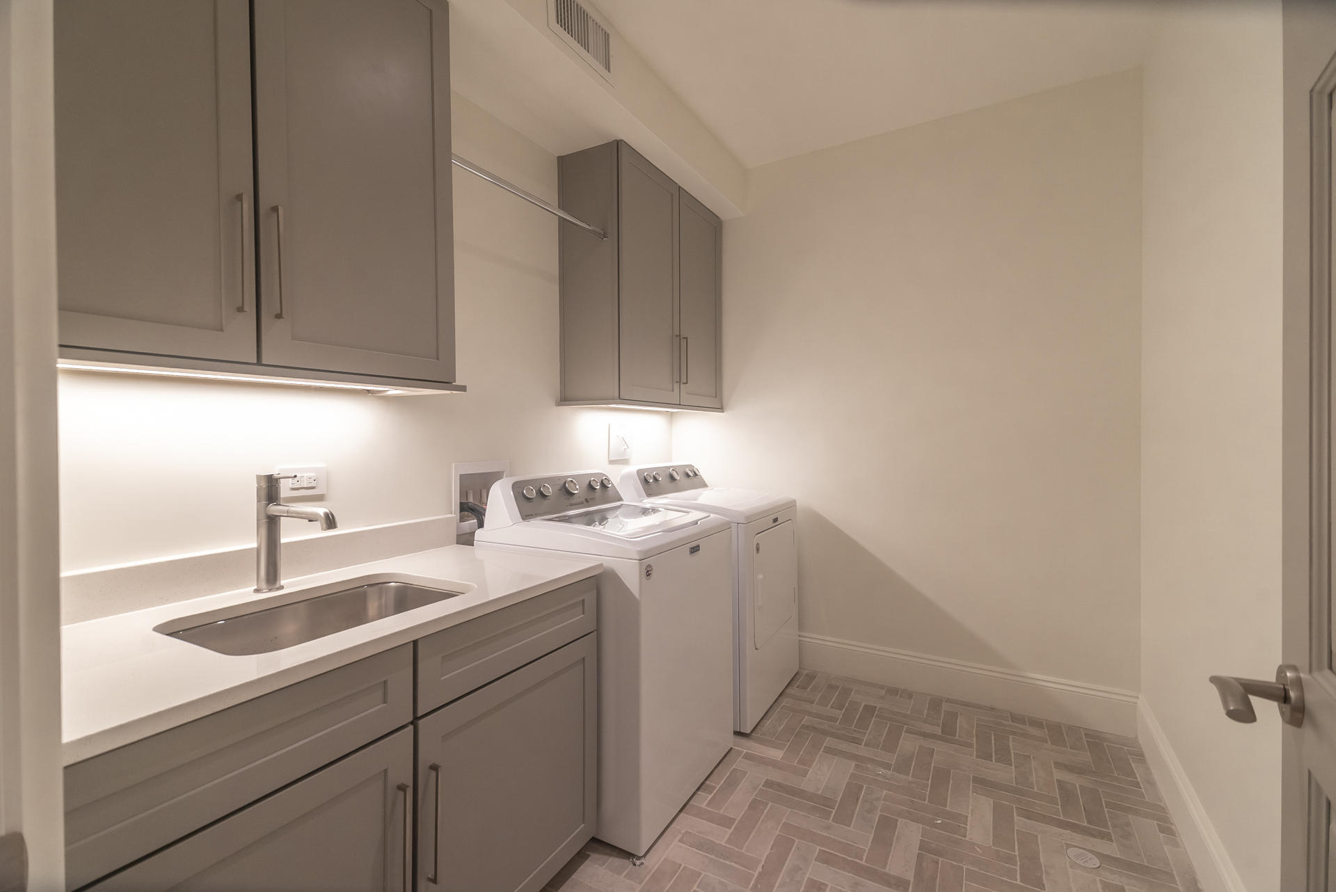 46 N Barrett Square, Unit #202