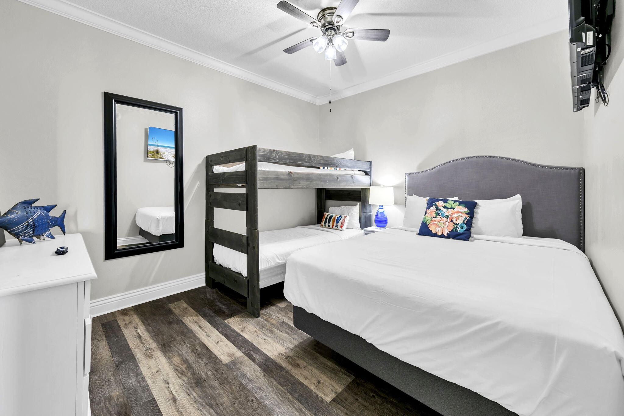 10 Harbor Boulevard, W329