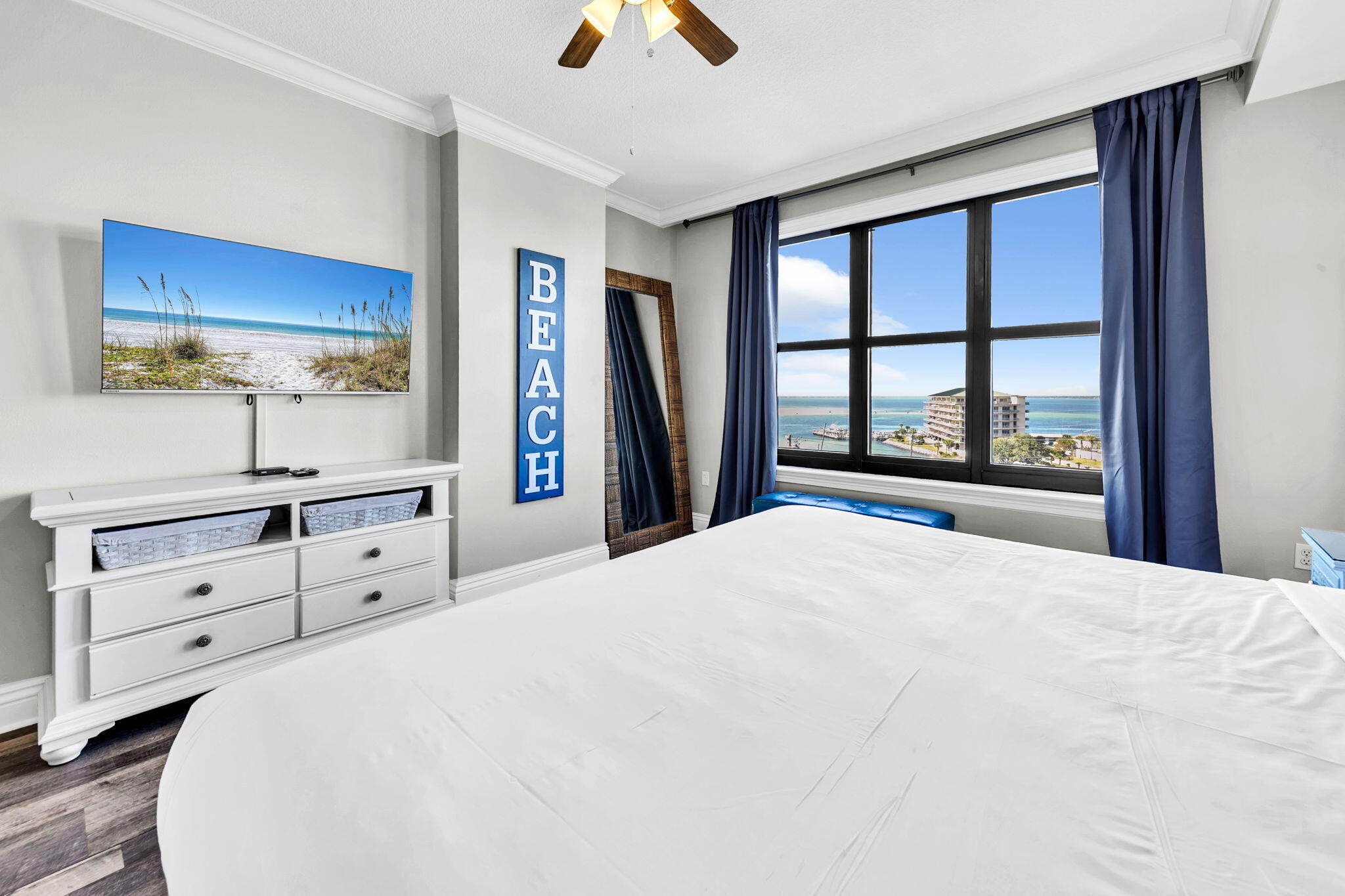 10 Harbor Boulevard, W329