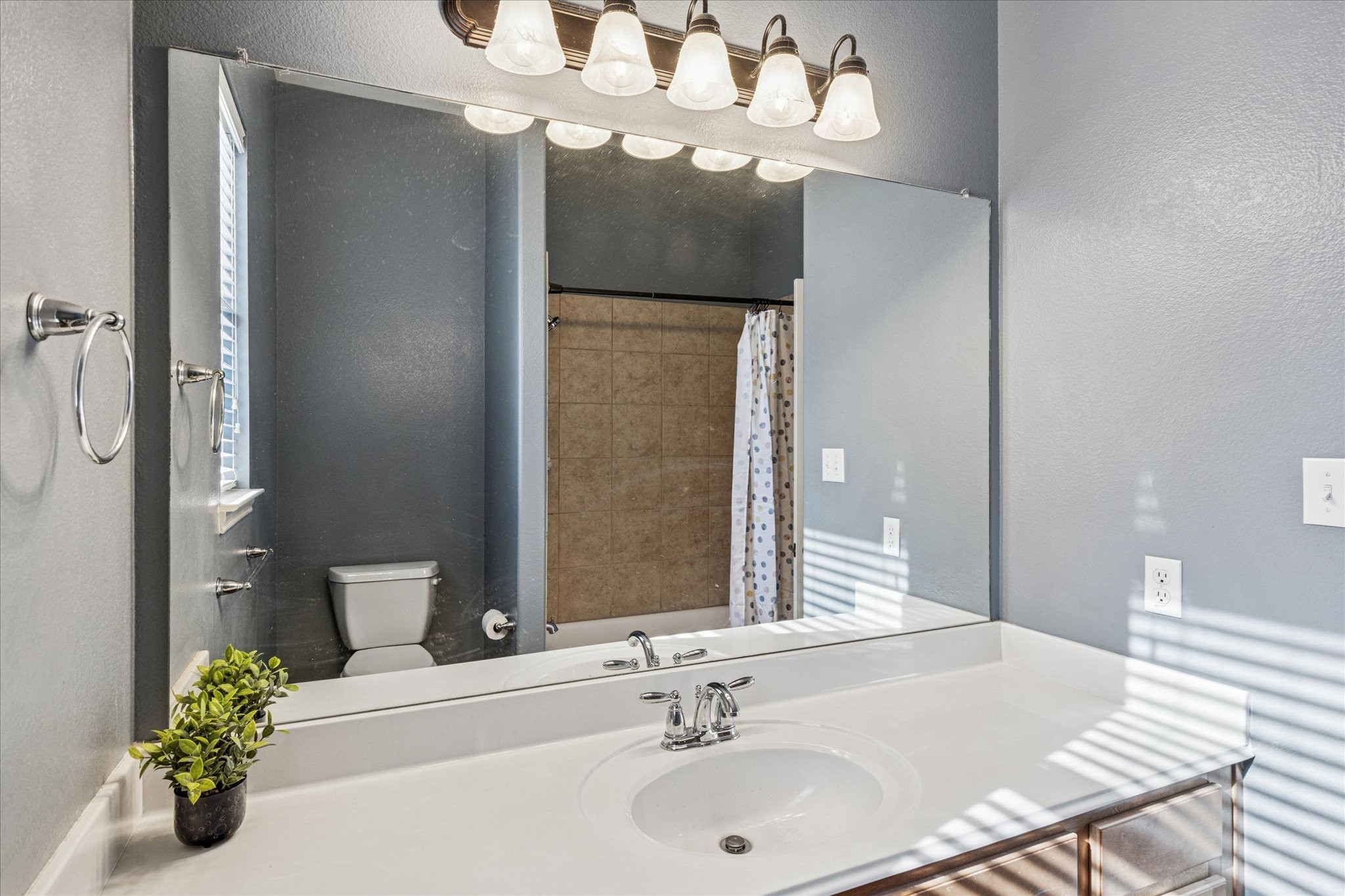 1220 Clairemont Lane