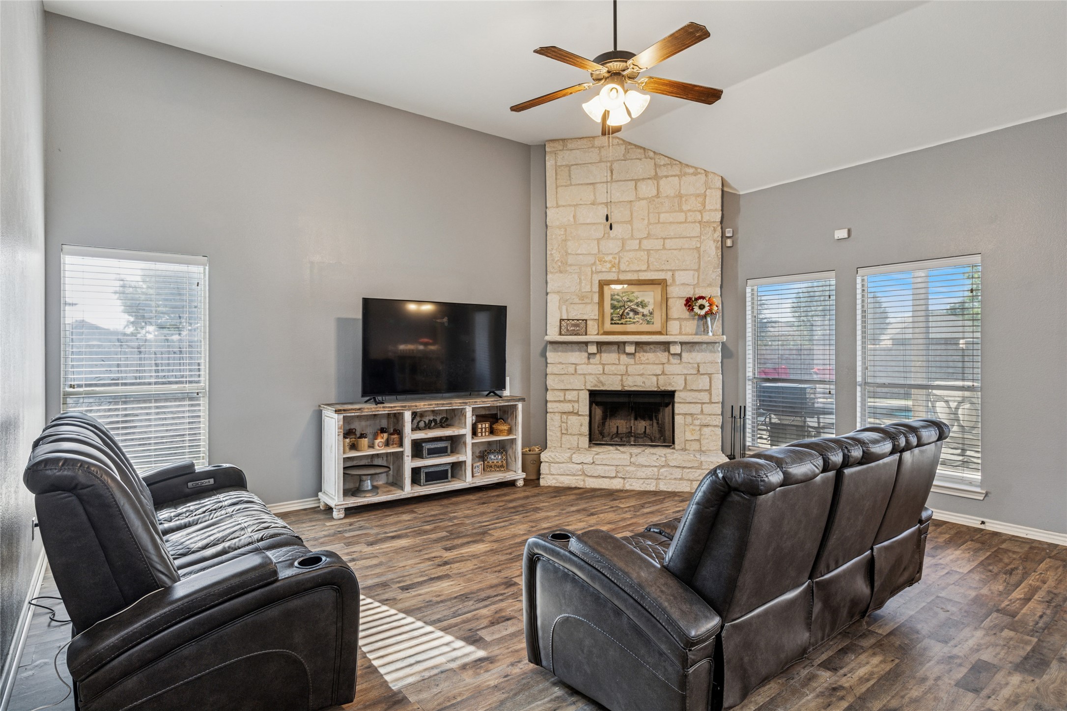 1220 Clairemont Lane