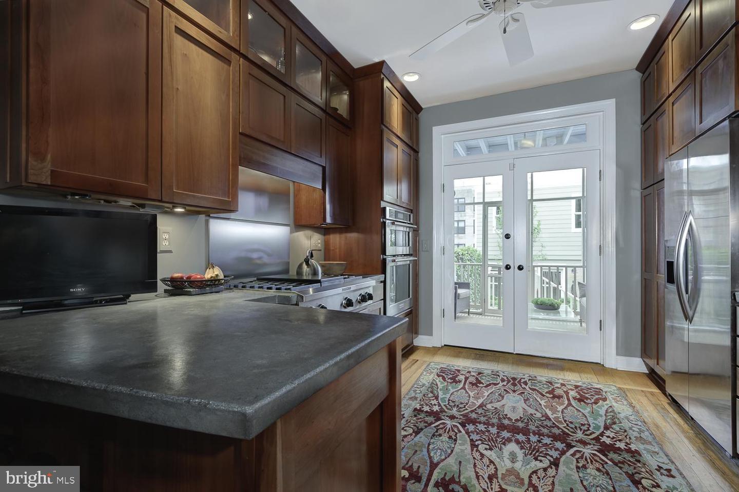 328 9TH STREET NE