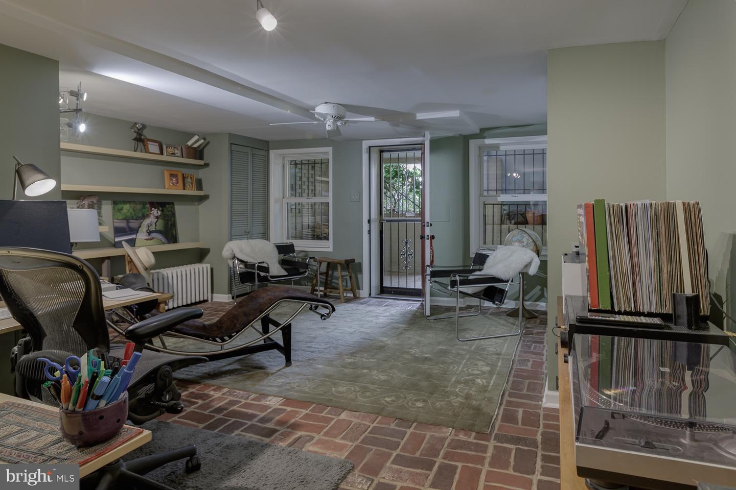 328 9TH STREET NE