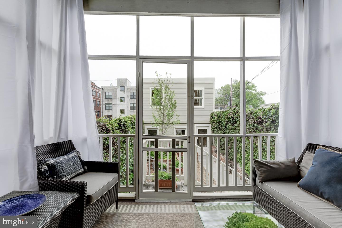 328 9TH STREET NE