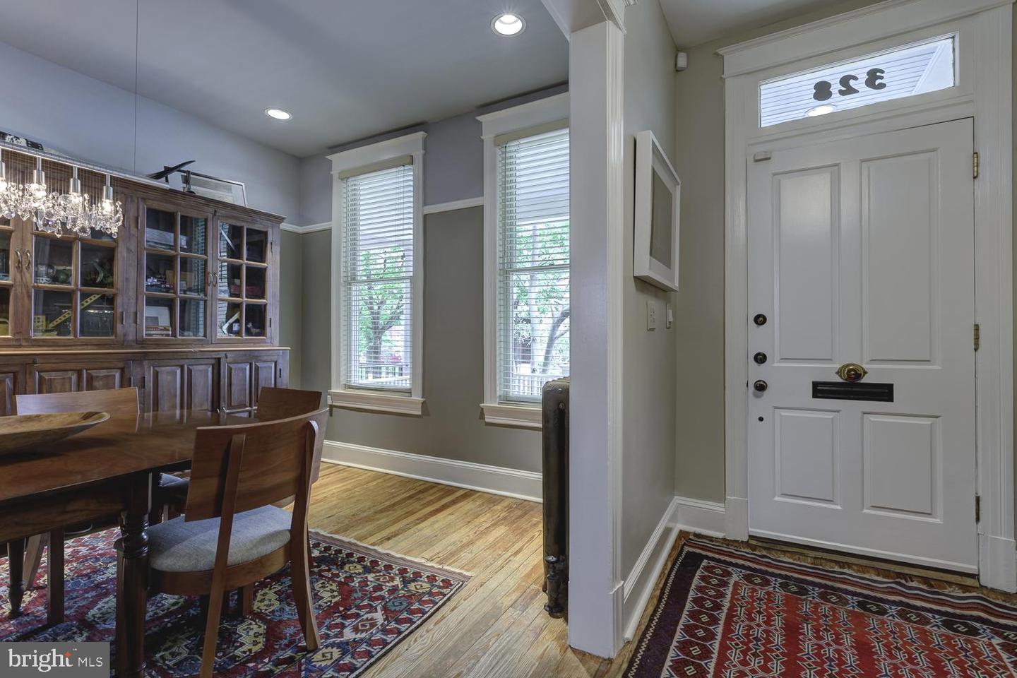 328 9TH STREET NE