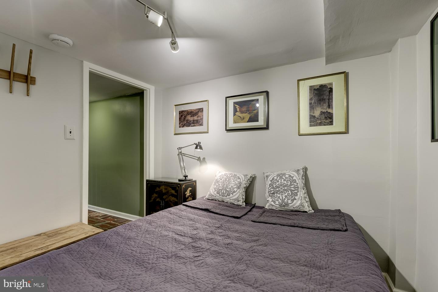 328 9TH STREET NE