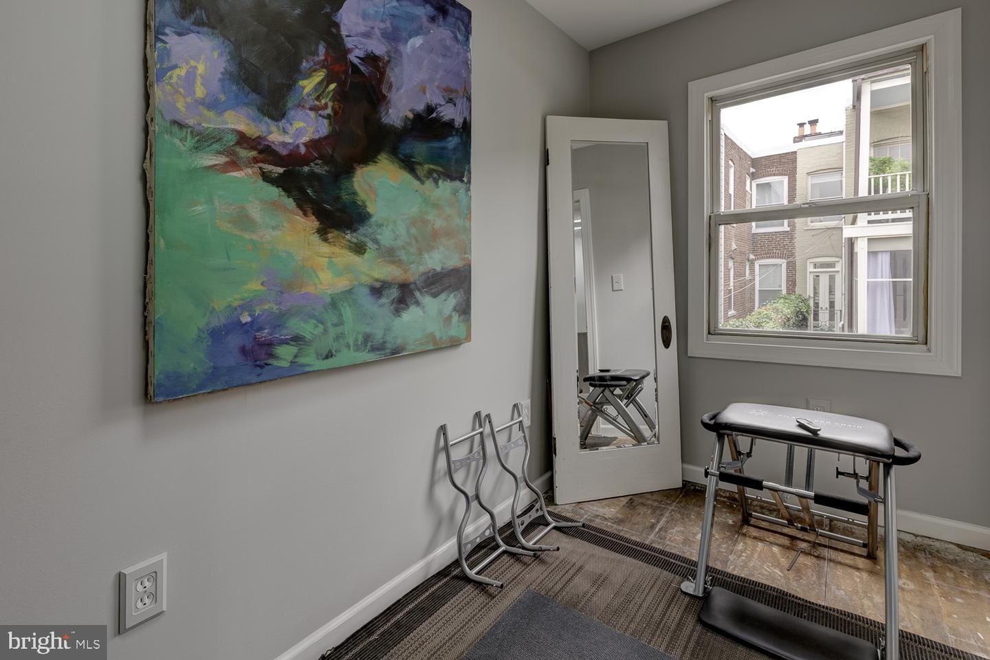 328 9TH STREET NE