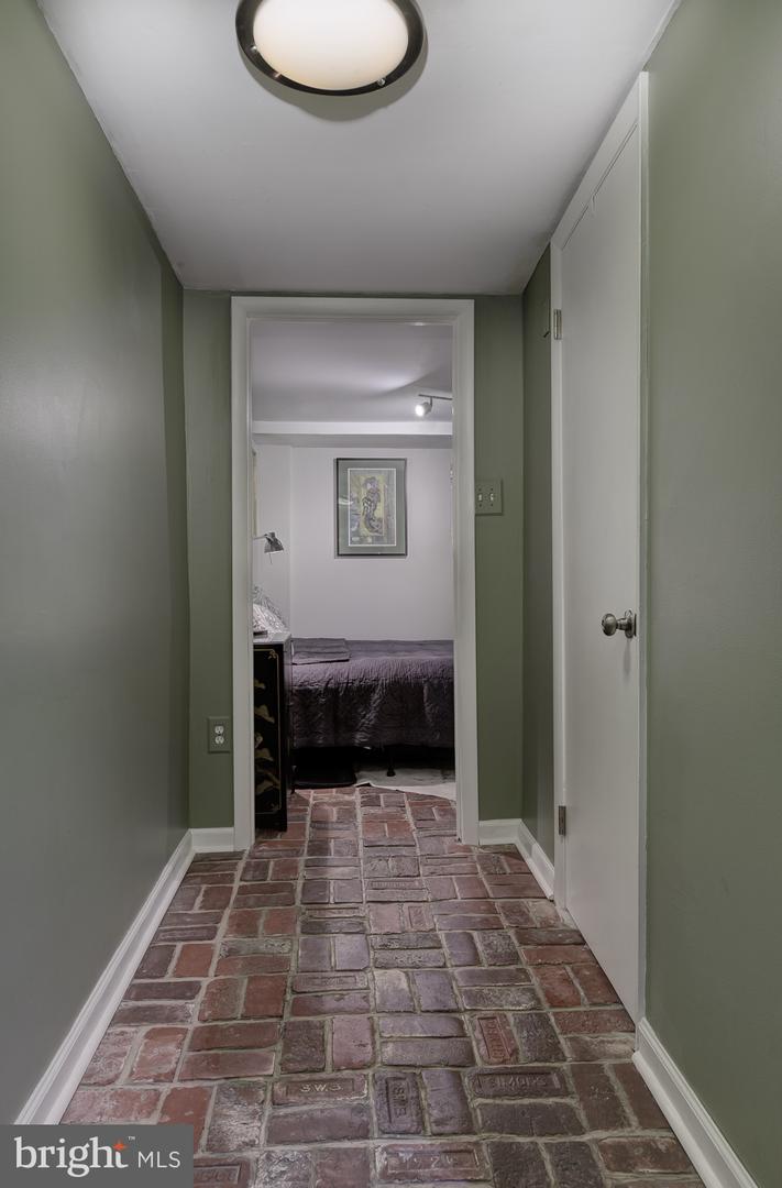 328 9TH STREET NE