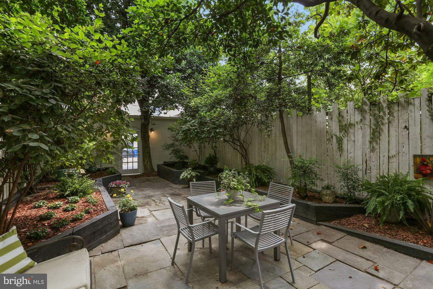 633 E CAPITOL STREET SE