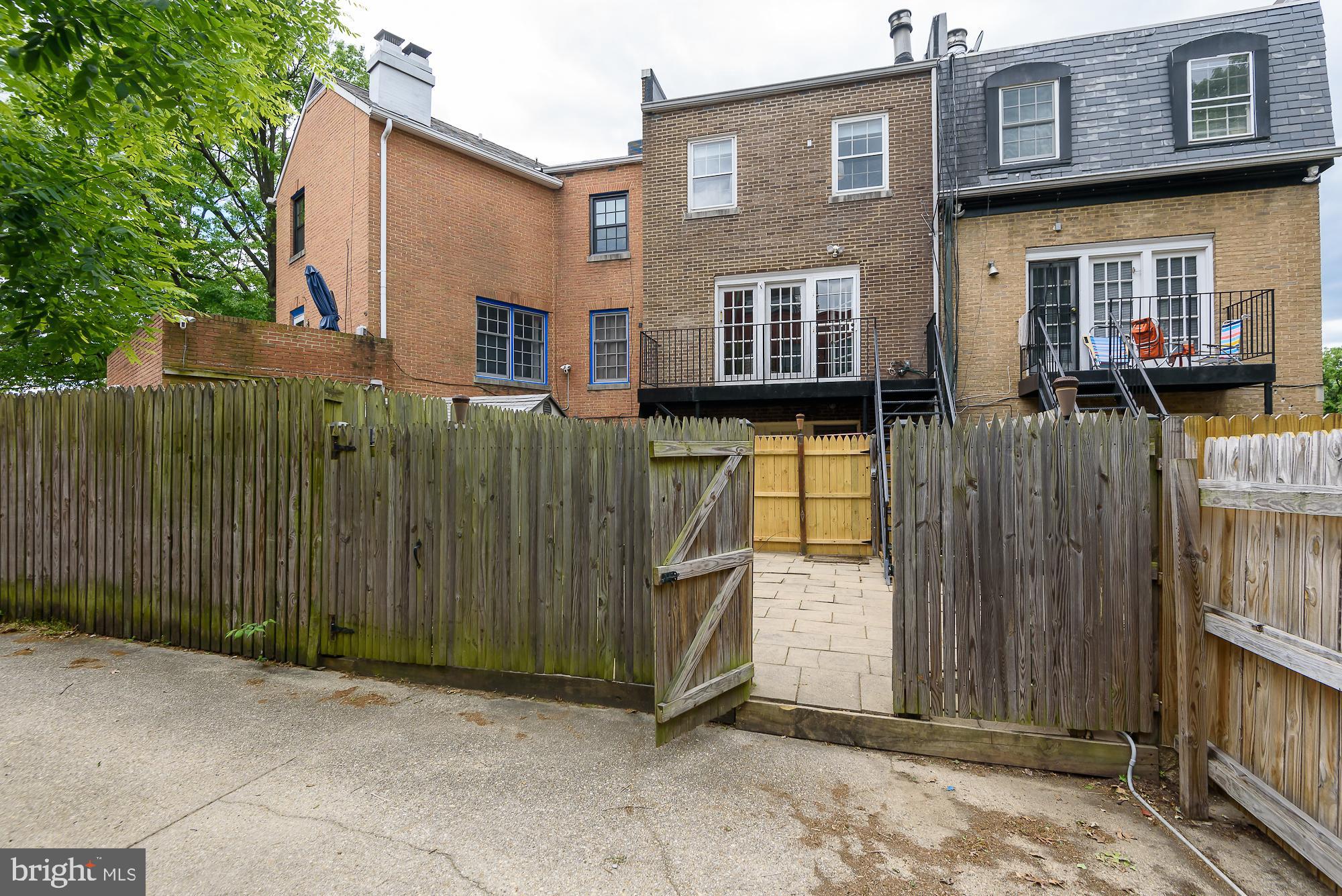 227 6TH STREET NE