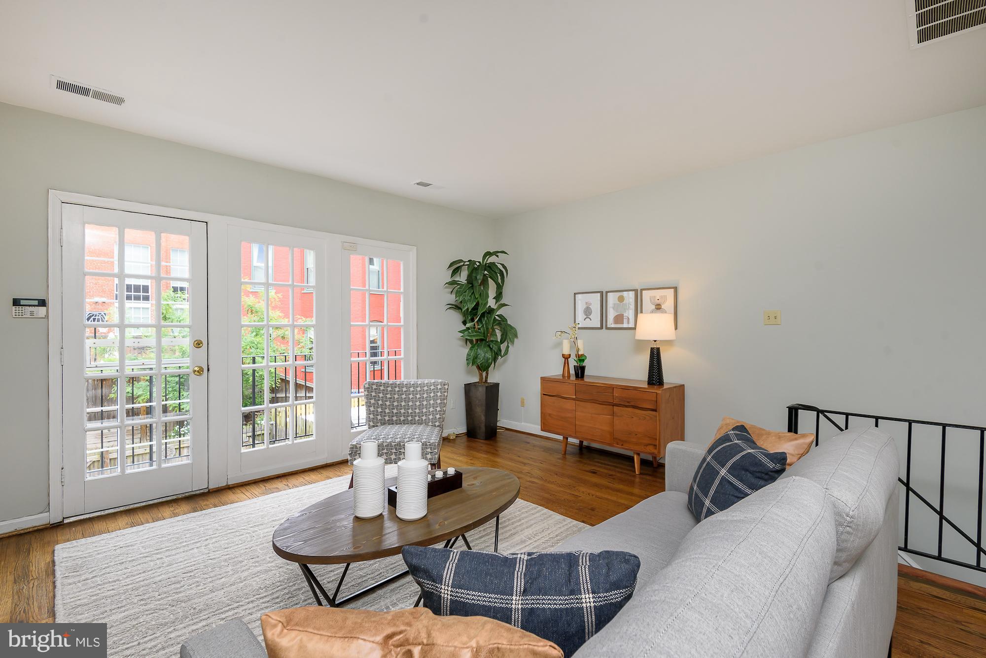 227 6TH STREET NE