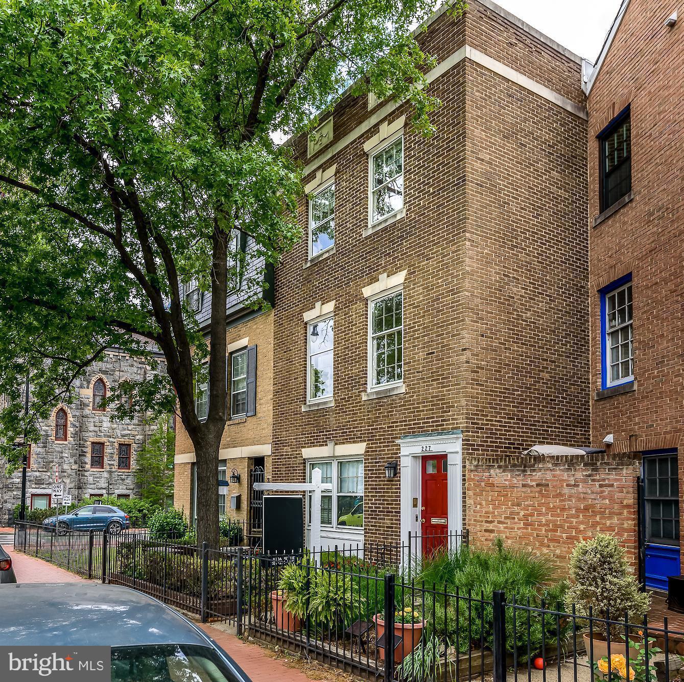 227 6TH STREET NE