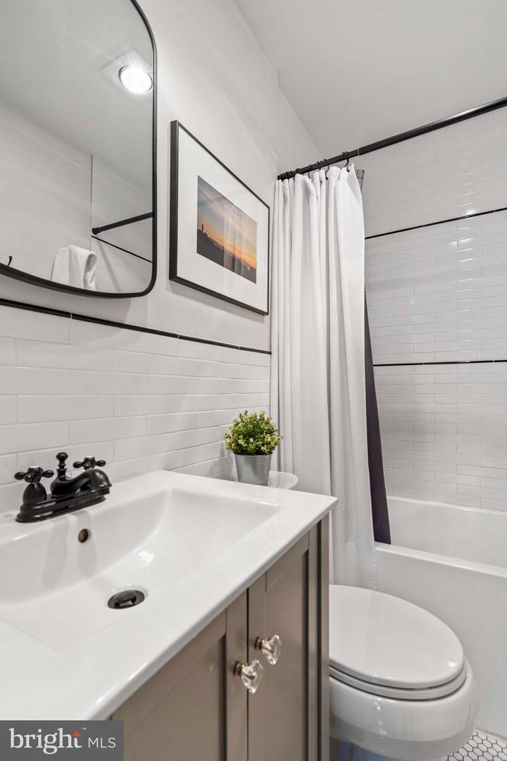 101 7TH STREET SE Unit: 6