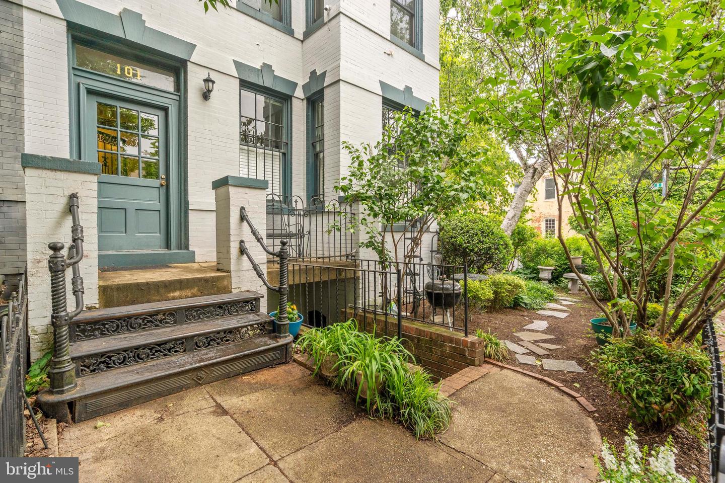 101 7TH STREET SE Unit: 6