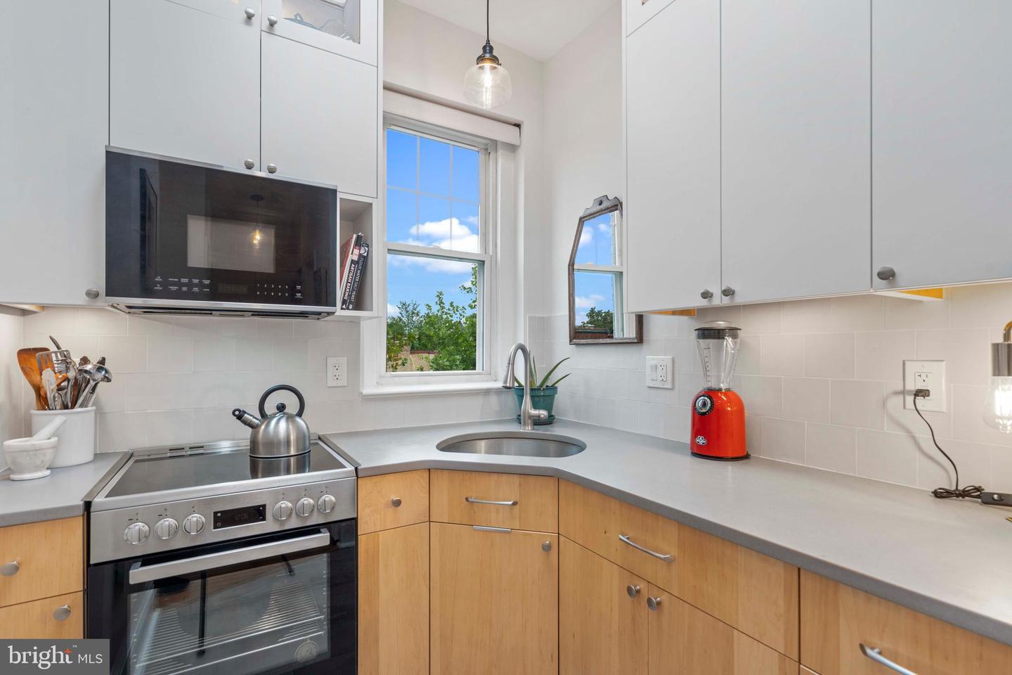 101 7TH STREET SE Unit: 6